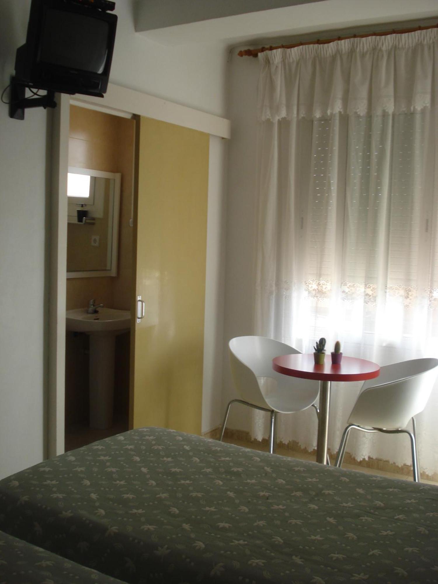 Hostal Margarita Pineda de Mar Ruang foto